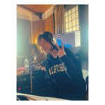 Gabriella Pession Instagram - Qui si canticchia …e si lavoricchia per voi 🎤🎶😎💫 #sorpresa #surprise #daje #volevofarelacantante #mócipenso
