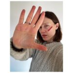 Gabriella Pession Instagram - Sapevi che 1 donna su 3 ha subito violenza almeno una volta nella vita? La violenza sulle donne è così diffusa perché ha radici profonde nella nostra società e solo insieme possiamo fermarla. Inizia dalle piccole cose, da gesti quotidiani: non ridere a una battuta sessista; se ricevi foto o video intimi di conoscenti non ricondividere e segnala immediatamente il fatto; se riconosci un comportamento molesto - anche verbale - in un amico o collega intervieni per fargli capire che sta sbagliando. È solo l’inizio, ma iniziamo insieme! Unisciti anche tu, come me, alla campagna #UnRossoallaViolenza di @weworld.onlus e @ seriea #UnRossoallaViolenza Diamo insieme un rosso alla violenza!