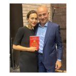 Gabriella Pession Instagram - Grazie e complimenti a @inaltreparolela7 @la7_tv ed in particolare al padrone di casa @massimogramelliniofficial per il meritatissimo successo di ieri sera 👏🏻 E’ sempre un piacere ed un onore essere tua ospite 🙏🏻 Nella seconda foto con @cazzulloaldo ed il suo nuovo libro #quandoeravamopadronidelmondo, per conoscere meglio la storia dell’ Antica Roma, mia compagna di viaggio ultimamente 😉 #thoseabouttodie . . Outfit @giorgioarmani Press @dm.promopressagency @petta.vincenza @matildecascone