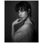 Gabriella Pession Instagram - Mi e’ sempre piaciuto farmi fotografare C’è qualcosa di estremamente intimo, istintivo e liberatorio nello stare davanti all’obiettivo 📷 @ale_pession ❤️ @verdelilla_torino @mirrorintheskycashmere #ritratto #photooftheday #newlook