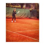 Gabriella Pession Instagram - “Definizione di schiappa : persona di scarsissime capacità, specie nel gioco”. ME, per l’appunto, nel caso del tennis 🎾 …..ma sai che c’è ??? Chissenefrega! Ho scoperto questo meraviglioso sport tardi, ahimè! Giocare a tennis mi piace da impazzire, dunque me ne infischio se sono alle prime armi, gioco, imparo a fare qualcosa di nuovo, mi diverto come una bambina e prima o poi vincerò pure un torneo thie’… (bah ). Per cui, se amate una cosa, se vi diverte, fatela..fatela al meglio…fatela fino in fondo e soprattutto fatela con gioia, perché avere delle passioni fa bene alla vita, al di là del risultato (anche se a me, in tutta sincerità, piace vincere sempre 🙈🥇😉) #tennislove #tennislover #tennis #fun #myhobby #lovesport