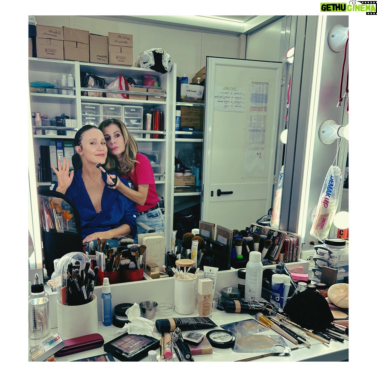 Gabriella Pession Instagram - Preparando la mia “Antonia” sul set di #thoseabouttodie 🎬🎥 Qui con la mia bravissima truccatrice @barbara_pellegrini72 . . #tvseries #newproject #rolandemmerich #ancientrome #onset #backstage #makeup #happy