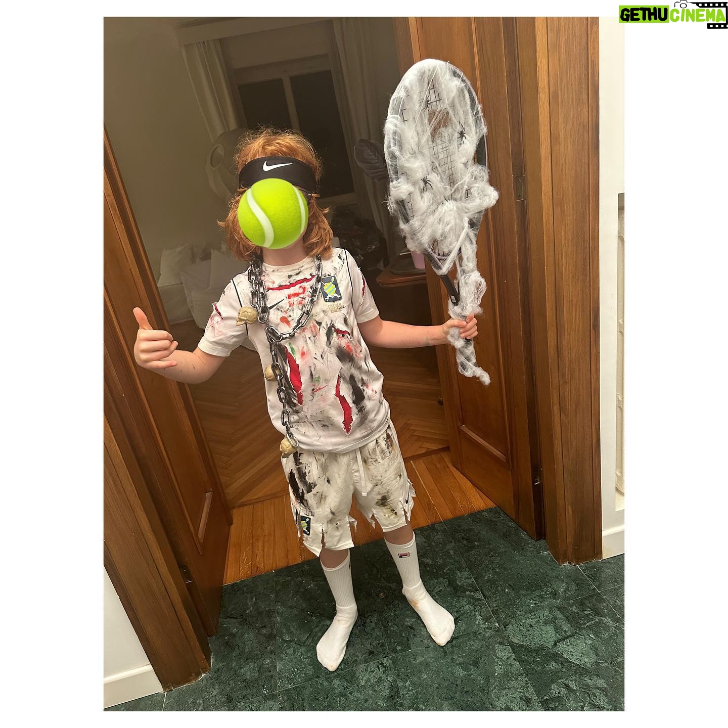 Gabriella Pession Instagram - The Floods Halloween 2023 🎃 A pea 🫛 A carrot 🥕 A zombie 🧟♂️ tennis player 🎾 . . #thefloods #thethreeofus #halloween #nottinghill #london #hollandpark @richardfloodofficial ❤️
