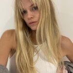 Gabriella Wilde Instagram - ✂️Thank you @ivansstudiohair and @adriancolourist for my new locks.. ✂️