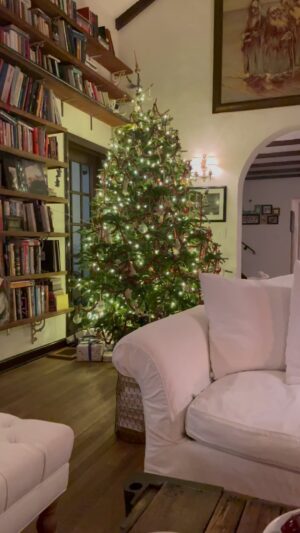 Gabrielle Anwar Instagram - While the world argues, I greet old friends to reminisce about the good old days. Season’s Greetings. @shareefmalnik #home