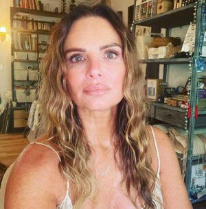 Gabrielle Anwar Instagram - First photo shoot in years! Not my favorite activity. But today is our wedding anniversary so now I’m already to celebrate #makeup #hair #toofer @shareefmalnik