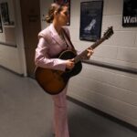 Gaby Moreno Instagram - 1er show promo #DUSK Styled by @kimmyerin 🩶Lavender metallic suit by @gennyofficial 🤍Necklace by @whitinganddavisbags 🩷Tie-dye silk suit by @alejandraalonsorojas 📷 1-3: @danielmorenofilms