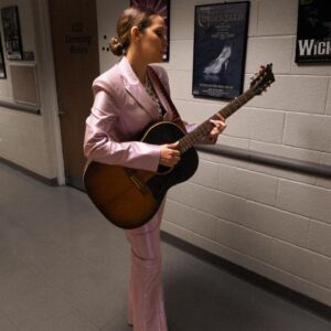 Gaby Moreno Instagram - 1er show   promo #DUSK 

Styled by @kimmyerin 

🩶Lavender metallic suit by @gennyofficial
🤍Necklace by @whitinganddavisbags 
🩷Tie-dye silk suit by @alejandraalonsorojas

📷 1-3: @danielmorenofilms