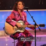 Gaby Moreno Instagram - 1er show promo #DUSK Styled by @kimmyerin 🩶Lavender metallic suit by @gennyofficial 🤍Necklace by @whitinganddavisbags 🩷Tie-dye silk suit by @alejandraalonsorojas 📷 1-3: @danielmorenofilms
