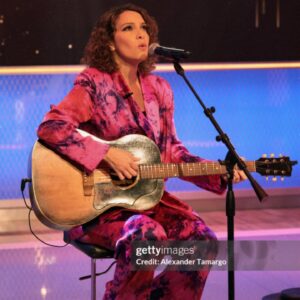 Gaby Moreno Instagram - 1er show   promo #DUSK 

Styled by @kimmyerin 

🩶Lavender metallic suit by @gennyofficial
🤍Necklace by @whitinganddavisbags 
🩷Tie-dye silk suit by @alejandraalonsorojas

📷 1-3: @danielmorenofilms