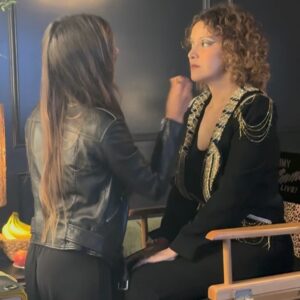 Gaby Moreno Instagram - Full circle moment! 
I was a student at @mihollywood back in the early 2000s and walking down Hollywood Blvd someone came up to me and asked me if I wanted to be a part of a “brand new late night show” premiering that day! Of course I said yes and was ushered right into the theater where I sat in the 2nd row as part of the very first @jimmykimmellive show! (The guests were George Clooney, Snoop Dog and Coldplay!)….

Cut to…2 decades later (😱) and now I got to be the musical guest on this show!! 🙃🙃🙃
Craziest moments of my life. So thankful for having so many people join me on this amazing ride!! ❤️

1. The man himself and I
2. @iamguillermo 🤩
3. Being silly backstage
4. My incredible MUA @kristenpulice giving me that glam rock look!
5. Incredulous at hearing Jimmy say my name and hold my album DUSK 😅
6. Sitting in the audience where I sat all those years ago
7. Striking a pose with my wonderful mgmt team @ari.technica @gilgastelum3 (missing @lana.del.mack from @cosmicaartists and @danielleque from @nootheragency who are some real MVPs!)

❤️ full !