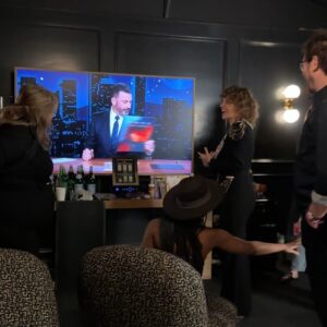 Gaby Moreno Instagram - Full circle moment! 
I was a student at @mihollywood back in the early 2000s and walking down Hollywood Blvd someone came up to me and asked me if I wanted to be a part of a “brand new late night show” premiering that day! Of course I said yes and was ushered right into the theater where I sat in the 2nd row as part of the very first @jimmykimmellive show! (The guests were George Clooney, Snoop Dog and Coldplay!)….

Cut to…2 decades later (😱) and now I got to be the musical guest on this show!! 🙃🙃🙃
Craziest moments of my life. So thankful for having so many people join me on this amazing ride!! ❤️

1. The man himself and I
2. @iamguillermo 🤩
3. Being silly backstage
4. My incredible MUA @kristenpulice giving me that glam rock look!
5. Incredulous at hearing Jimmy say my name and hold my album DUSK 😅
6. Sitting in the audience where I sat all those years ago
7. Striking a pose with my wonderful mgmt team @ari.technica @gilgastelum3 (missing @lana.del.mack from @cosmicaartists and @danielleque from @nootheragency who are some real MVPs!)

❤️ full !