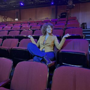 Gaby Moreno Instagram - Full circle moment! 
I was a student at @mihollywood back in the early 2000s and walking down Hollywood Blvd someone came up to me and asked me if I wanted to be a part of a “brand new late night show” premiering that day! Of course I said yes and was ushered right into the theater where I sat in the 2nd row as part of the very first @jimmykimmellive show! (The guests were George Clooney, Snoop Dog and Coldplay!)….

Cut to…2 decades later (😱) and now I got to be the musical guest on this show!! 🙃🙃🙃
Craziest moments of my life. So thankful for having so many people join me on this amazing ride!! ❤️

1. The man himself and I
2. @iamguillermo 🤩
3. Being silly backstage
4. My incredible MUA @kristenpulice giving me that glam rock look!
5. Incredulous at hearing Jimmy say my name and hold my album DUSK 😅
6. Sitting in the audience where I sat all those years ago
7. Striking a pose with my wonderful mgmt team @ari.technica @gilgastelum3 (missing @lana.del.mack from @cosmicaartists and @danielleque from @nootheragency who are some real MVPs!)

❤️ full !