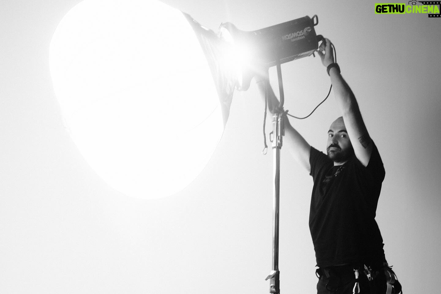Gaby Moreno Instagram - Some #BTS from the “Solid Ground” video shoot in Madrid. Song and video out now! ⚡️ Les dejo un poquito de lo que fue la filmación de “Solid Ground” junto a este gran equipo en Madrid! Una producción de SMART FACTORY WORLD @smartfactoryworld dirección JOSEPH ROS @joseph_ros producción MARÍA DE LA RICA @mdelarr dirección de fotografía EDU SÁENZ @edu_saenz93 dirección de arte ISABEL ORTEGA @isaortegao estilismo MARÍA DE LA RICA @mdelarr edición JOSEPH ROS @joseph_ros colorista EDU SÁENZ @edu_saenz93 efectos visuales (vfx) JOSEPH ROS • EDU SÁENZ • DANIEL ALEMÁN @joseph_ros @edu_saenz93 @daniel.alemán.art 1er AC PEDRO CALAMAR @calamardojo gaffer FERNANDO RIOS @_fernando_rios eléctrico JUAN QUEVEDO @juanquevedo_es maquillaje y peluquería GEMA BAJO @gemamakeup.es asistencia de arte ANGÉLICA BUSTOS angie_mbm atrezzista ARNOLDO JOSÉ FERRER (ISLA PIÑATA) @islapinatamadrid asistencia de producción MARIAN DIAZ LLANES @marian.marian.1048 localización ATLÁNTICO ESTUDIOS @atlanticoestudios proveedores de equipos VISUALRENT • GECISA @visualrent.es @gecisa_iluminacion agradecimientos LEIVA • RICHI • KIKE • INMACULADA REVUELTA OSCAR NORIEGA • ROBERTO •MANUEL DE LA RICA