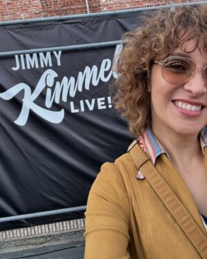 Gaby Moreno Instagram - Tune in TONIGHT to watch me sing my little guatemalan heart out!!! 🎸🥰🤍🇬🇹
@jimmykimmellive #ABC #Kimmel @jimmykimmel #GuateRepresent