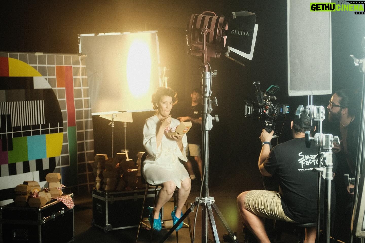 Gaby Moreno Instagram - Some #BTS from the “Solid Ground” video shoot in Madrid. Song and video out now! ⚡️ Les dejo un poquito de lo que fue la filmación de “Solid Ground” junto a este gran equipo en Madrid! Una producción de SMART FACTORY WORLD @smartfactoryworld dirección JOSEPH ROS @joseph_ros producción MARÍA DE LA RICA @mdelarr dirección de fotografía EDU SÁENZ @edu_saenz93 dirección de arte ISABEL ORTEGA @isaortegao estilismo MARÍA DE LA RICA @mdelarr edición JOSEPH ROS @joseph_ros colorista EDU SÁENZ @edu_saenz93 efectos visuales (vfx) JOSEPH ROS • EDU SÁENZ • DANIEL ALEMÁN @joseph_ros @edu_saenz93 @daniel.alemán.art 1er AC PEDRO CALAMAR @calamardojo gaffer FERNANDO RIOS @_fernando_rios eléctrico JUAN QUEVEDO @juanquevedo_es maquillaje y peluquería GEMA BAJO @gemamakeup.es asistencia de arte ANGÉLICA BUSTOS angie_mbm atrezzista ARNOLDO JOSÉ FERRER (ISLA PIÑATA) @islapinatamadrid asistencia de producción MARIAN DIAZ LLANES @marian.marian.1048 localización ATLÁNTICO ESTUDIOS @atlanticoestudios proveedores de equipos VISUALRENT • GECISA @visualrent.es @gecisa_iluminacion agradecimientos LEIVA • RICHI • KIKE • INMACULADA REVUELTA OSCAR NORIEGA • ROBERTO •MANUEL DE LA RICA