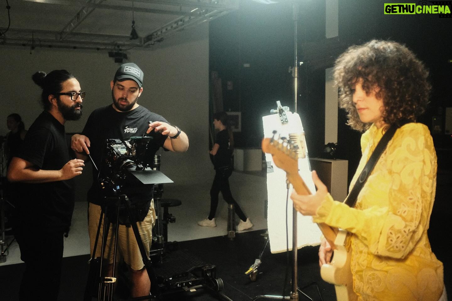 Gaby Moreno Instagram - Some #BTS from the “Solid Ground” video shoot in Madrid. Song and video out now! ⚡️ Les dejo un poquito de lo que fue la filmación de “Solid Ground” junto a este gran equipo en Madrid! Una producción de SMART FACTORY WORLD @smartfactoryworld dirección JOSEPH ROS @joseph_ros producción MARÍA DE LA RICA @mdelarr dirección de fotografía EDU SÁENZ @edu_saenz93 dirección de arte ISABEL ORTEGA @isaortegao estilismo MARÍA DE LA RICA @mdelarr edición JOSEPH ROS @joseph_ros colorista EDU SÁENZ @edu_saenz93 efectos visuales (vfx) JOSEPH ROS • EDU SÁENZ • DANIEL ALEMÁN @joseph_ros @edu_saenz93 @daniel.alemán.art 1er AC PEDRO CALAMAR @calamardojo gaffer FERNANDO RIOS @_fernando_rios eléctrico JUAN QUEVEDO @juanquevedo_es maquillaje y peluquería GEMA BAJO @gemamakeup.es asistencia de arte ANGÉLICA BUSTOS angie_mbm atrezzista ARNOLDO JOSÉ FERRER (ISLA PIÑATA) @islapinatamadrid asistencia de producción MARIAN DIAZ LLANES @marian.marian.1048 localización ATLÁNTICO ESTUDIOS @atlanticoestudios proveedores de equipos VISUALRENT • GECISA @visualrent.es @gecisa_iluminacion agradecimientos LEIVA • RICHI • KIKE • INMACULADA REVUELTA OSCAR NORIEGA • ROBERTO •MANUEL DE LA RICA