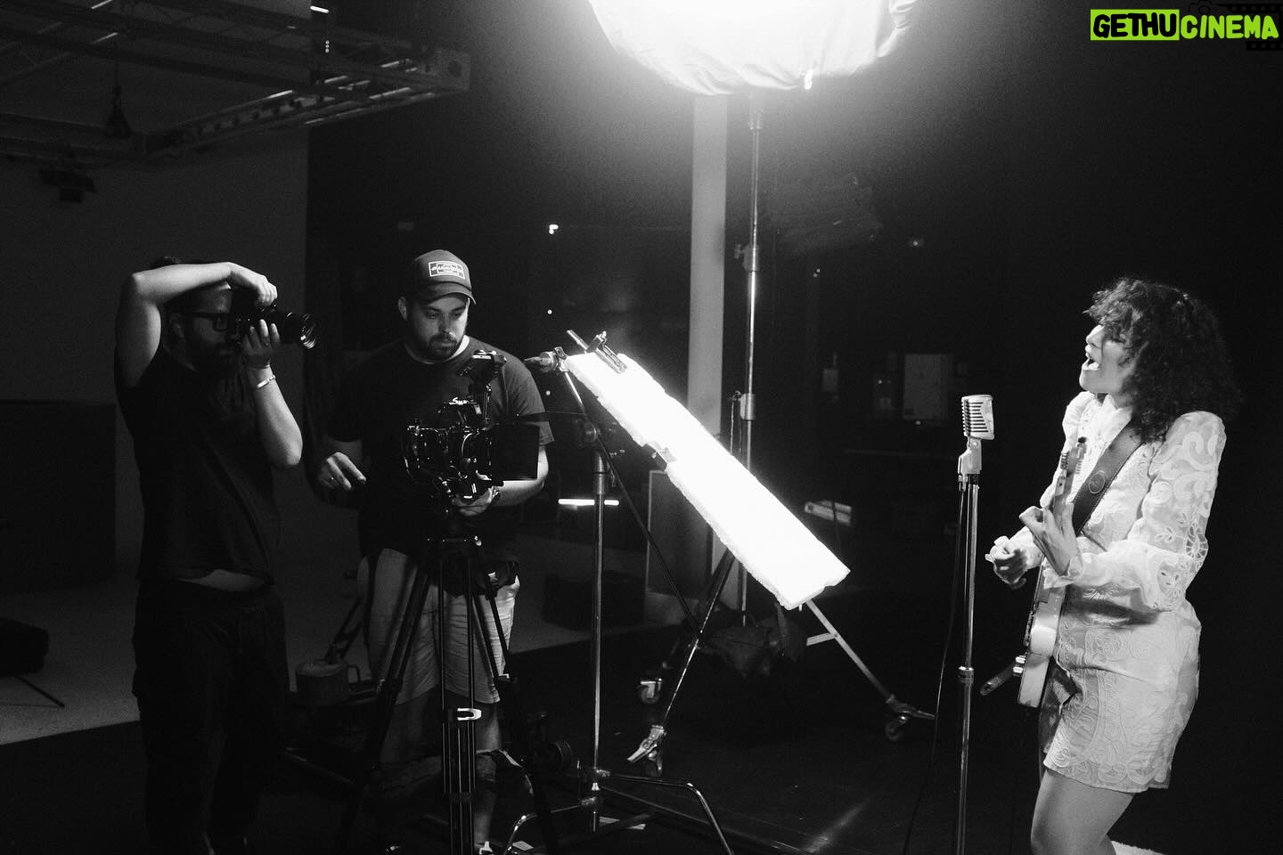 Gaby Moreno Instagram - Some #BTS from the “Solid Ground” video shoot in Madrid. Song and video out now! ⚡️ Les dejo un poquito de lo que fue la filmación de “Solid Ground” junto a este gran equipo en Madrid! Una producción de SMART FACTORY WORLD @smartfactoryworld dirección JOSEPH ROS @joseph_ros producción MARÍA DE LA RICA @mdelarr dirección de fotografía EDU SÁENZ @edu_saenz93 dirección de arte ISABEL ORTEGA @isaortegao estilismo MARÍA DE LA RICA @mdelarr edición JOSEPH ROS @joseph_ros colorista EDU SÁENZ @edu_saenz93 efectos visuales (vfx) JOSEPH ROS • EDU SÁENZ • DANIEL ALEMÁN @joseph_ros @edu_saenz93 @daniel.alemán.art 1er AC PEDRO CALAMAR @calamardojo gaffer FERNANDO RIOS @_fernando_rios eléctrico JUAN QUEVEDO @juanquevedo_es maquillaje y peluquería GEMA BAJO @gemamakeup.es asistencia de arte ANGÉLICA BUSTOS angie_mbm atrezzista ARNOLDO JOSÉ FERRER (ISLA PIÑATA) @islapinatamadrid asistencia de producción MARIAN DIAZ LLANES @marian.marian.1048 localización ATLÁNTICO ESTUDIOS @atlanticoestudios proveedores de equipos VISUALRENT • GECISA @visualrent.es @gecisa_iluminacion agradecimientos LEIVA • RICHI • KIKE • INMACULADA REVUELTA OSCAR NORIEGA • ROBERTO •MANUEL DE LA RICA