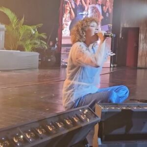Gaby Moreno Instagram - Guatemala * 25 de Mayo * Gran Sala Efraín Recinos del Centro Cultural Miguel Ángel Asturias

Un sueño regresar siempre al escenario en donde empezó todo para mí (ver el slide 5 ❤️) 

Gracias Guate! Los amo. 🇬🇹🤍🙏🏼