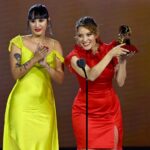 Gaby Moreno Instagram - Latin Grammys 2023 Sevilla Aún procesando todo esto. Mi segundo Latin Grammy y primero como productora!!!! 🙏🏼🙏🏼🥹❤️ Ha sido de los honores más grandes de mi carrera el haber sido productora del disco “VIDA” de Omara Portuondo. Gracias a la academia por darnos este reconocimiento a “Mejor Álbum Tropical Tradicional”. Gracias al productor ejecutivo de este proyecto, Ariel Jiménez, hijo y representante de Omara, por la inmensa oportunidad de producir varias canciones en este disco. A los músicos y productores @ethielfailde y @pedropablocruzechevarria por su amistad, apoyo y guía en todo este proceso que inició en un momento de mucho obstáculo, durante la pandemia. @iamalexcuba por producir y componer el tema “Me Toca” A @orestessounid por esa gran mezcla y masterización, a todos y cada uno de los artistas que participaron y contribuyeron en este disco: @ruben.blades , @susana_baca_oficial , @andymontanezpr , @kebmomusic @orquestafailde , @carlosrivera, @natalialafourcade @gonzalorubalcabaofficial @raphaelartista A la distribuidora @oneworldsmusic Gracias Carolina por tu esfuerzo y dedicación en este proyecto. Gracias a mi familia @cosmicaartists y @nootheragency por acompañarme siempre en estas aventuras. GRACIAS @omaraportuondocuba por tu confianza y ser mi gran maestra e inspiración. Admiro tu fuerza y tu pasión por la música. 93 años y nadie te detiene, reina!!! Te celebro hoy y siempre! Celebro la música y la cultura cubana!! 🇨🇺 Y por último, también dedico este premio a toda mi gente en Guatemala!! 🇬🇹 @latingrammys #LatinGrammys #omaraportuondo #mejoralbumtropicaltradicional