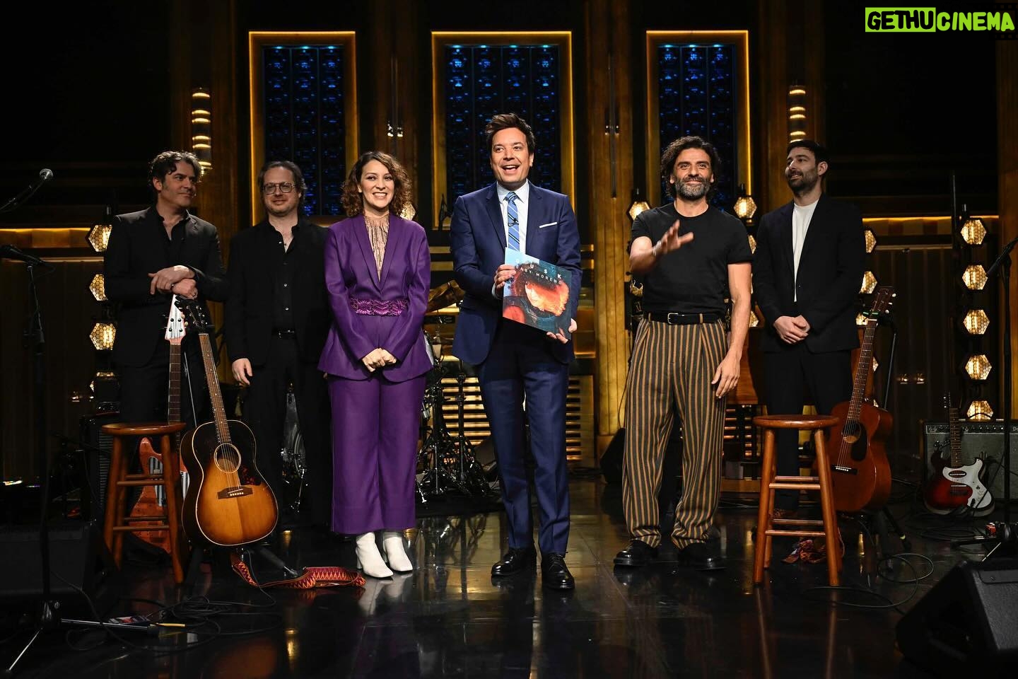 Gaby Moreno Instagram - Que forma de iniciar este 2024 cantando #LunaDeXelaju junto con Oscar Issac en @fallontonight con @jimmyfallon β€οΈ What a way to start 2024 singing #LunaDeXelaju together with Oscar Issac on @fallontonight with @jimmyfallon β€οΈ π·: Todd Owyoung/NBC @toddowyoung Suit and guitar straps by: @liacohenoficial πππ