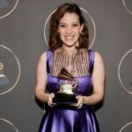 Gaby Moreno Instagram - Gracias a mi queridísimo @eldavidaguilar por cantar conmigo Luna de Xelajú en la premiere de los Grammys. 🥰 Un momento tan hermoso y especial que quedará marcado en mi vida. Gracias amigo! Siempre es tan lindo cantar junto a ti. Quiero agradecer también a mi amiga y GRAN diseñadora guatemalteca @liacohenoficial por este increíble vestido 👗 que me hizo en cuestión de días y me lo trajo mi hermana desde Guatemala 💜💜💜 Significó mucho para mí llevar un pedacito de Guate en esta ceremonia. 🥹 🇬🇹