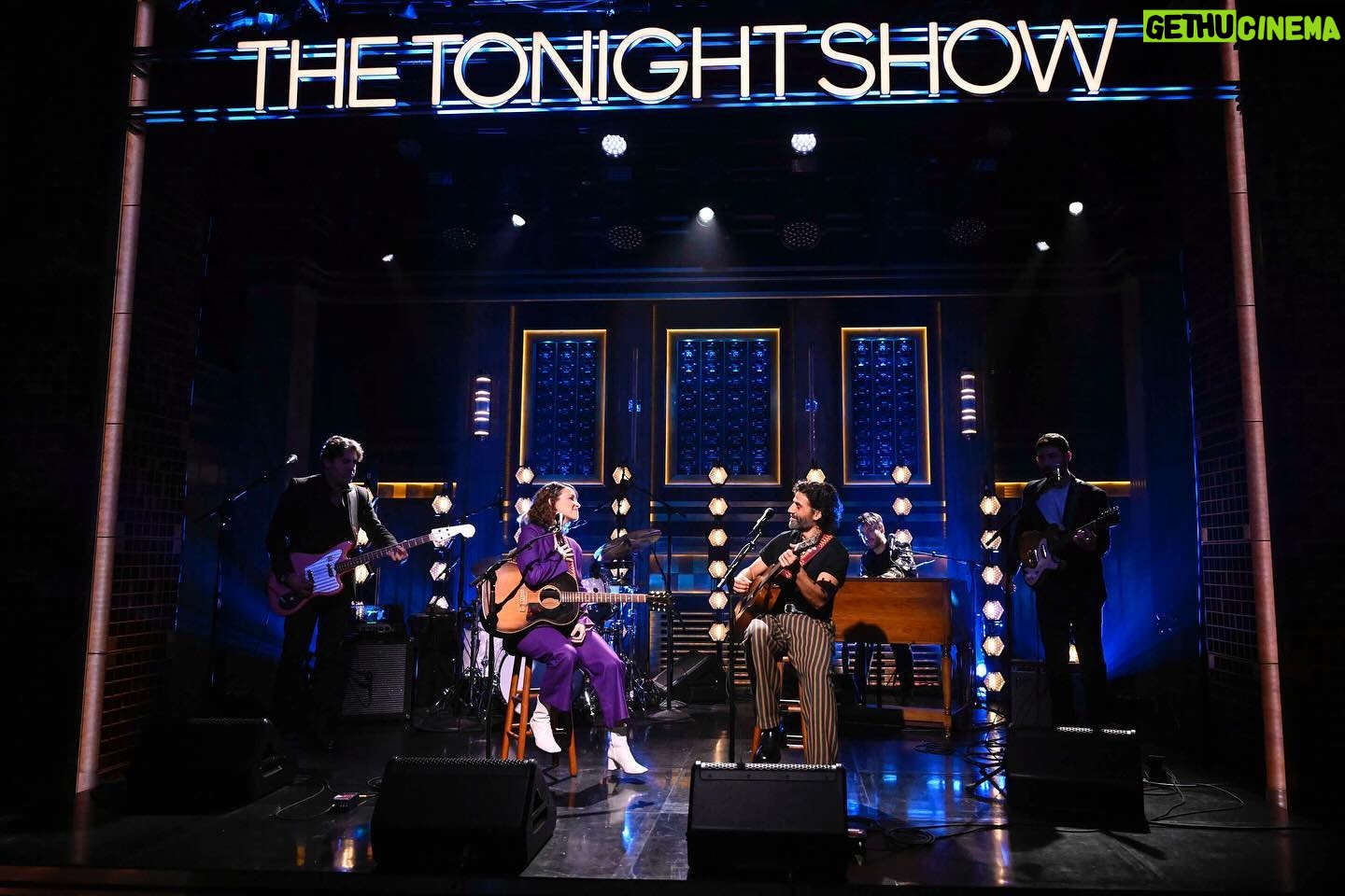 Gaby Moreno Instagram - Que forma de iniciar este 2024 cantando #LunaDeXelaju junto con Oscar Issac en @fallontonight con @jimmyfallon β€οΈ What a way to start 2024 singing #LunaDeXelaju together with Oscar Issac on @fallontonight with @jimmyfallon β€οΈ π·: Todd Owyoung/NBC @toddowyoung Suit and guitar straps by: @liacohenoficial πππ