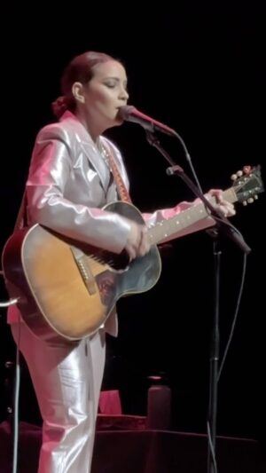 Gaby Moreno Instagram - Cantando mi canción #ElSaber que compuse para la película @radicalthemovie ❤️ Pueden escuchar la versión completa en todas las plataformas digitales. #Dusk

Singing my song “El Saber” that I wrote for the movie #Radical 
You can listen to the full version on all streaming platforms! #Dusk

🎥: @danielmorenofilms