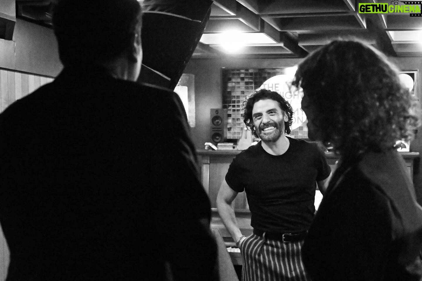 Gaby Moreno Instagram - Que forma de iniciar este 2024 cantando #LunaDeXelaju junto con Oscar Issac en @fallontonight con @jimmyfallon β€οΈ What a way to start 2024 singing #LunaDeXelaju together with Oscar Issac on @fallontonight with @jimmyfallon β€οΈ π·: Todd Owyoung/NBC @toddowyoung Suit and guitar straps by: @liacohenoficial πππ