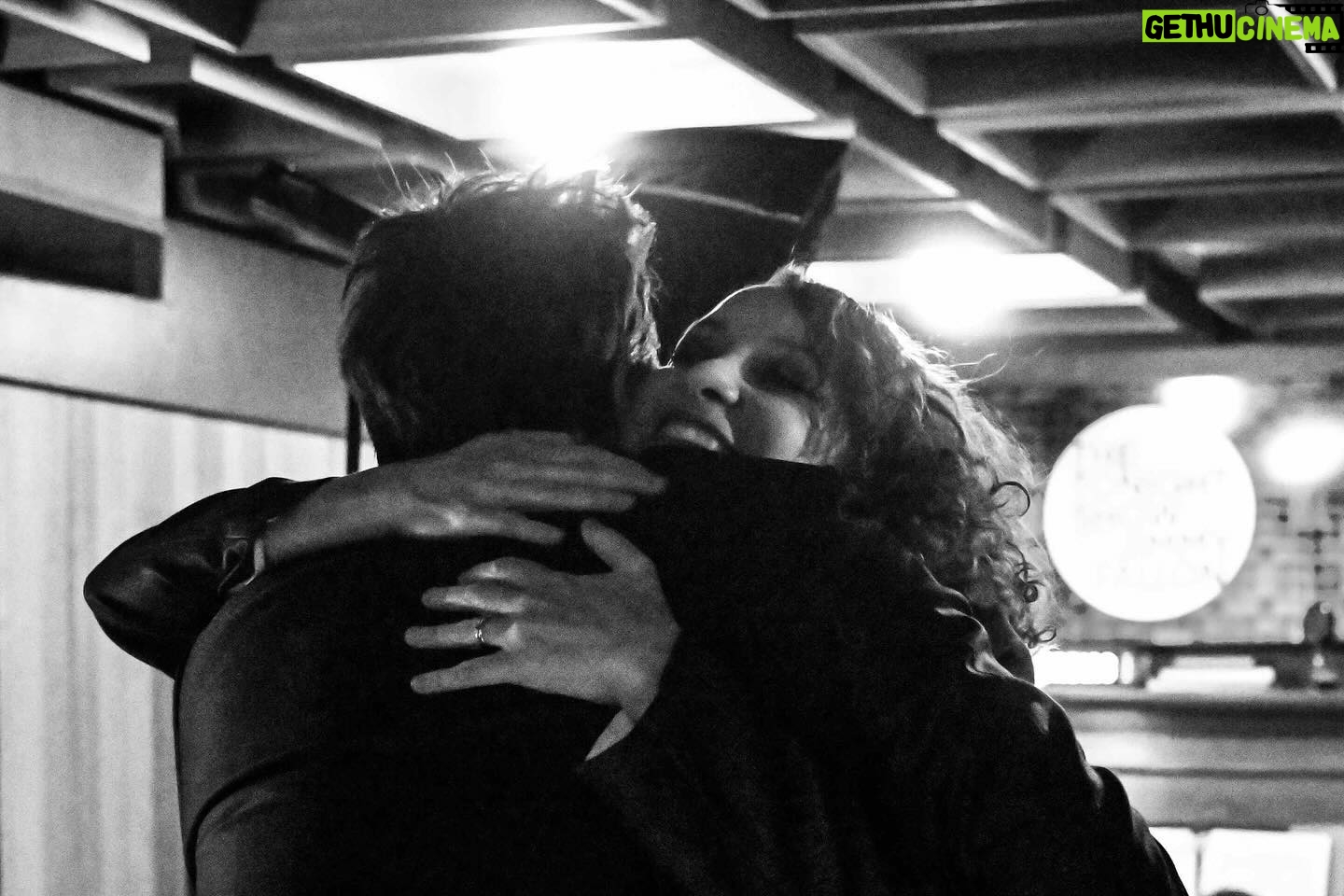 Gaby Moreno Instagram - Que forma de iniciar este 2024 cantando #LunaDeXelaju junto con Oscar Issac en @fallontonight con @jimmyfallon β€οΈ What a way to start 2024 singing #LunaDeXelaju together with Oscar Issac on @fallontonight with @jimmyfallon β€οΈ π·: Todd Owyoung/NBC @toddowyoung Suit and guitar straps by: @liacohenoficial πππ