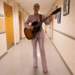 Gaby Moreno Instagram - 1er show promo #DUSK Styled by @kimmyerin 🩶Lavender metallic suit by @gennyofficial 🤍Necklace by @whitinganddavisbags 🩷Tie-dye silk suit by @alejandraalonsorojas 📷 1-3: @danielmorenofilms