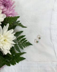 Gaby Warouw Instagram - “Kalo Oma udah gak ada, kasih anting kesayangan Oma buat Gaby yaa”, cerita yang kudengar dari pengasuh Oma dari Oma untukku. Iyaa Oma, Gaby udah terima dan pakai antingnya yaa. Sekarang Oma bisa lebih tenang dan gak banyak kepikiran macam-macam lagi karena sudah bersama Tuhan. Ternyata benar, penyesalan memang selalu datang belakangan. Waktu aku jaga Oma, sejenak terpikir, aku menyesal karena banyak menunda waktu dan kesempatan untuk bertemu Oma. Padahal Oma sudah sering telpon untuk minta aku mengunjunginya. Tanggal 25 November Oma sempat telpon untuk minta aku ke Rumah Oma, sedihnya aku ada kegiatan untuk shooting di luar kota. Sedih rasanya mengingat momen tersebut jadi percakapan terakhir aku sama Oma sebelum Oma tidak sadarkan diri. Oma maafin Gaby yaa, gak bisa selalu ada buat Oma. Sebagai ganti, Gaby temenin Oma terus ya dari gak sadarkan diri sampai Oma dipanggil Tuhan. Selain itu, Gaby akan adain penggalangan dana juga, sebagai kado akhir tahun untuk para lansia di panti jompo. Semoga Oma bisa ikut bahagia melihatnya. 🤗 Aku akan merindukan panggilan Oma untuk suruh aku pijat kakinya. Aku akan merindukan Oma yang suka tiba-tiba telfon aku dan Mama untuk minta tolong cari jawaban TTS. Aku akan merindukan Oma Beth yang galak namun sangat perhatian ini. I really love you, Oma. Rest In Peace. 🤍