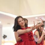 Gaby Warouw Instagram – Selamat satu tahun semenjak hari kelulusan.

Dariku yang tidak banyak berubah; masih sering numpahin sesuatu dan mudah tertawa.

❤️