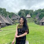 Gaby Warouw Instagram – Kalo gak ke Bajawa, aku gak akan tau Nusa Tenggara Timur seindah ini. Walaupun perjalanannya agak lama tapi pas sampe sana capeknya langsung hilang karena terbayar dengan pemandangannya. Semoga bisa ke sini lagi 🤍

Besok jam 8.30 tayang di @tanahairbetattv TransTv!