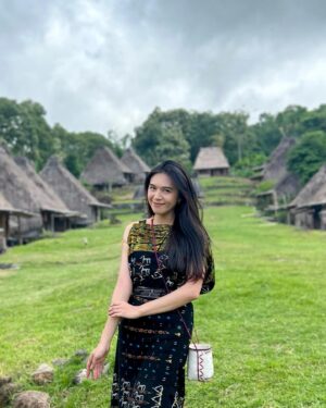Gaby Warouw Instagram - Kalo gak ke Bajawa, aku gak akan tau Nusa Tenggara Timur seindah ini. Walaupun perjalanannya agak lama tapi pas sampe sana capeknya langsung hilang karena terbayar dengan pemandangannya. Semoga bisa ke sini lagi 🤍

Besok jam 8.30 tayang di @tanahairbetattv TransTv!