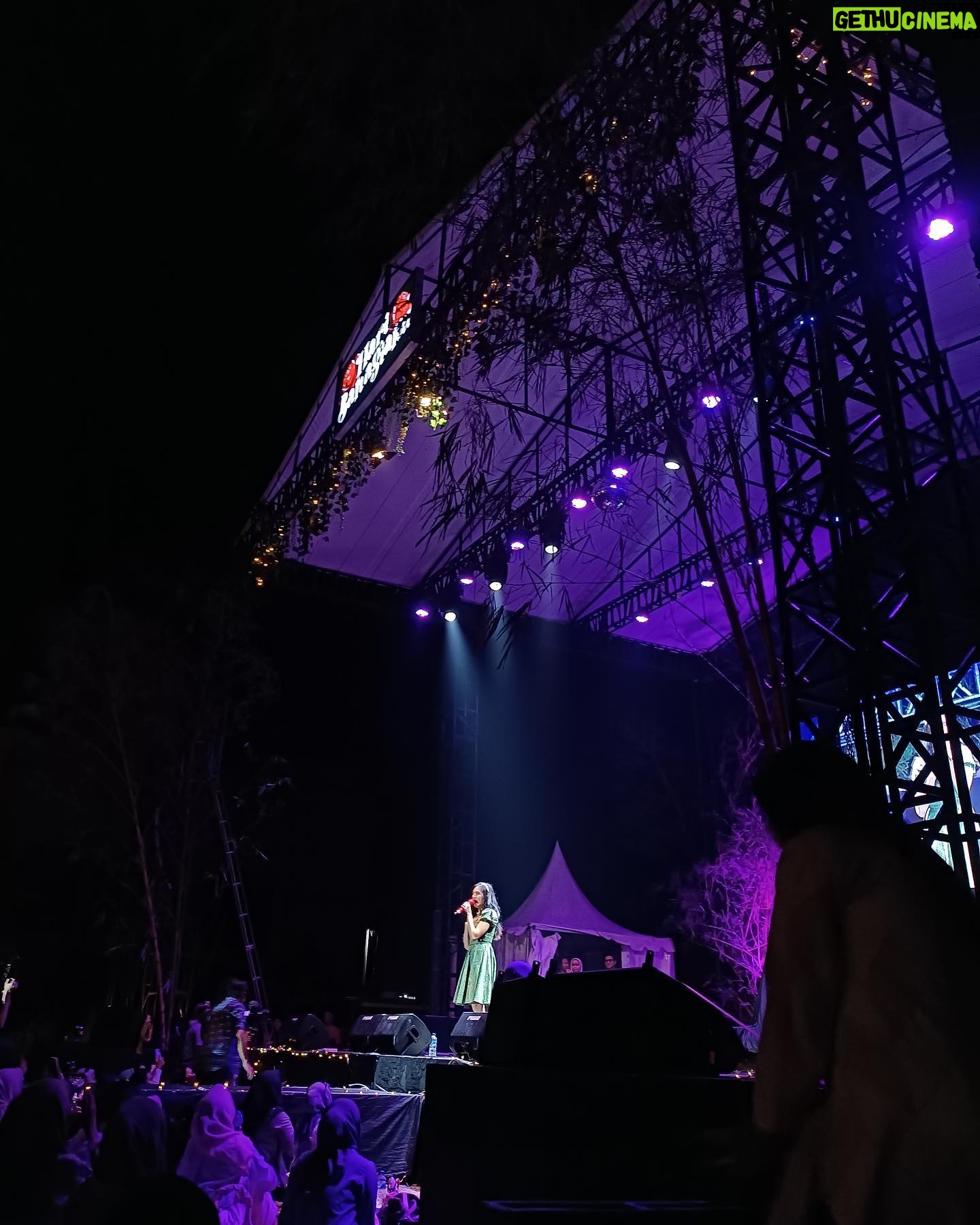 Gaby Warouw Instagram - Happy to be back on stage after 1 year 🥶 Thank you, Pekanbaru. Thank you for having me, @haribahagiaku.myfest