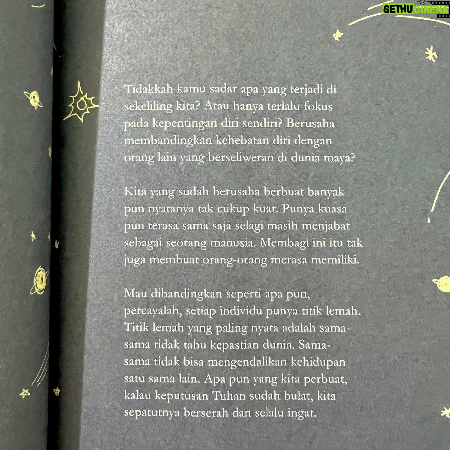 Gaby Warouw Instagram - Appreciation post for my forever partner in crime. Congrats atas rilisnya buku pertama kamu kemarin, Beb! So proud of you! π€π€ Huft. Sebenernya aku dan Beby bukan tipe yang sweet gitu, karena kita sama-sama gengsi, tapi gakpapa lah ya sekali-sekali. Jujur aku suka bukunya. Gambar dan kata-katanya berkesan. Dan waktu aku baca, aku senyum-senyum sendiri dan pengen jitak kamu sih rasanya. Karena aku gak nyangka kamu bisa se-bagus itu buat menulis puisi pendek dan menyampaikan sesuatu yang βdeepβ dalam kalimat yang singkat. Terus berkarya, Beb! Jangan berhenti sampai di sini. Aku dukung kamu selalu walaupun kadang kebanyakan gengsinya. Semoga aku bisa cepet nyusul punya karya juga π amin. Love you but hate you, wlee.