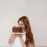 Gaby Warouw Instagram – Kadang nambah umur jadi ketakutan untuk beberapa orang, tadinya aku juga begitu, karena aku lumayan ‘menolak tua’ juga hehe. Tapi setelah dipikir”, hari ultah bukannya hari yang perlu disyukuri? Karena hari ultah bisa jadi tanda masih dikasih umur panjang sama Tuhan, masih dikasih kesehatan dan kesempatan untuk hidup sama Tuhan sampai sekarang 😊

Diumur yang kemarin banyak banget belajar hal baru yang gak pernah aku lakuin atau rasain sebelumnya. Sedih senang, jatuh bangun, pasti ada. Bersyukurnya, selalu ada nilai baik dan hikmah yang bisa aku ambil. Bukan sok kuat, tapi aku percaya semua karena penyertaan Tuhan aku bisa bertahan sampai sekarang. Thank God.

Semoga di umur yang sekarang makin bisa jadi berkat atau berguna untuk sesama. Terima kasih juga buat semua ucapan baiknya, semoga doa baik yang kamu berikan sampai ke kamu juga. Amin 🙏🏼🤍