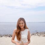 Gaby Warouw Instagram - Kadang nambah umur jadi ketakutan untuk beberapa orang, tadinya aku juga begitu, karena aku lumayan ‘menolak tua’ juga hehe. Tapi setelah dipikir”, hari ultah bukannya hari yang perlu disyukuri? Karena hari ultah bisa jadi tanda masih dikasih umur panjang sama Tuhan, masih dikasih kesehatan dan kesempatan untuk hidup sama Tuhan sampai sekarang 😊 Diumur yang kemarin banyak banget belajar hal baru yang gak pernah aku lakuin atau rasain sebelumnya. Sedih senang, jatuh bangun, pasti ada. Bersyukurnya, selalu ada nilai baik dan hikmah yang bisa aku ambil. Bukan sok kuat, tapi aku percaya semua karena penyertaan Tuhan aku bisa bertahan sampai sekarang. Thank God. Semoga di umur yang sekarang makin bisa jadi berkat atau berguna untuk sesama. Terima kasih juga buat semua ucapan baiknya, semoga doa baik yang kamu berikan sampai ke kamu juga. Amin 🙏🏼🤍