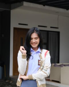 Gaby Warouw Instagram - Hai, namaku Nayla. Sudah pada nonton Film Pendek Nayla di youtube YesHEis belum? 🤗 📷: @chriskatili