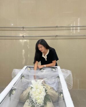 Gaby Warouw Instagram - “Kalo Oma udah gak ada, kasih anting kesayangan Oma buat Gaby yaa”, cerita yang kudengar dari pengasuh Oma dari Oma untukku.

Iyaa Oma, Gaby udah terima dan pakai antingnya yaa. Sekarang Oma bisa lebih tenang dan gak banyak kepikiran macam-macam lagi karena sudah bersama Tuhan. 

Ternyata benar, penyesalan memang selalu datang belakangan. Waktu aku jaga Oma, sejenak terpikir, aku menyesal karena banyak menunda waktu dan kesempatan untuk bertemu Oma. Padahal Oma sudah sering telpon untuk minta aku mengunjunginya. Tanggal 25 November Oma sempat telpon untuk minta aku ke Rumah Oma, sedihnya aku ada kegiatan untuk shooting di luar kota. Sedih rasanya mengingat momen tersebut jadi percakapan terakhir aku sama Oma sebelum Oma tidak sadarkan diri.

Oma maafin Gaby yaa, gak bisa selalu ada buat Oma. Sebagai ganti, Gaby temenin Oma terus ya dari gak sadarkan diri sampai Oma dipanggil Tuhan. Selain itu, Gaby akan adain penggalangan dana juga, sebagai kado akhir tahun untuk para lansia di panti jompo. Semoga Oma bisa ikut bahagia melihatnya. 🤗

Aku akan merindukan panggilan Oma untuk suruh aku pijat kakinya. Aku akan merindukan Oma yang suka tiba-tiba telfon aku dan Mama untuk minta tolong cari jawaban TTS. Aku akan merindukan Oma Beth yang galak namun sangat perhatian ini. 

I really love you, Oma. 

Rest In Peace.

🤍