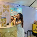 Gaby Warouw Instagram - Pestapora tahun ini seru banget! Karena kemarin aku ke booth Acaraki Golden Sparkling dan bisa ketemu banyak temennn. Di booth banyak keseruan lainnya, seperti foto bareng dan main games juga, keren dehh. Pokoknya Acaraki jadi minuman jamu modern favoriteku sekarang🤍 Kalo lagi beraktivitas dan rasanya mumet banget, Acaraki cocok nih untuk nemenin kamu! Karena rasanya seger banget dan bisa bikin kamu jadi fresh lagi, wajib untuk dicobaaaa!! #YourGoldenMoment #GoldenLeisure #acarakiGoldenSparkling #GoldenSparkling #Jamuacaraki #Jamu #Pestapora