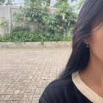 Gaby Warouw Instagram - “Kalo Oma udah gak ada, kasih anting kesayangan Oma buat Gaby yaa”, cerita yang kudengar dari pengasuh Oma dari Oma untukku. Iyaa Oma, Gaby udah terima dan pakai antingnya yaa. Sekarang Oma bisa lebih tenang dan gak banyak kepikiran macam-macam lagi karena sudah bersama Tuhan. Ternyata benar, penyesalan memang selalu datang belakangan. Waktu aku jaga Oma, sejenak terpikir, aku menyesal karena banyak menunda waktu dan kesempatan untuk bertemu Oma. Padahal Oma sudah sering telpon untuk minta aku mengunjunginya. Tanggal 25 November Oma sempat telpon untuk minta aku ke Rumah Oma, sedihnya aku ada kegiatan untuk shooting di luar kota. Sedih rasanya mengingat momen tersebut jadi percakapan terakhir aku sama Oma sebelum Oma tidak sadarkan diri. Oma maafin Gaby yaa, gak bisa selalu ada buat Oma. Sebagai ganti, Gaby temenin Oma terus ya dari gak sadarkan diri sampai Oma dipanggil Tuhan. Selain itu, Gaby akan adain penggalangan dana juga, sebagai kado akhir tahun untuk para lansia di panti jompo. Semoga Oma bisa ikut bahagia melihatnya. 🤗 Aku akan merindukan panggilan Oma untuk suruh aku pijat kakinya. Aku akan merindukan Oma yang suka tiba-tiba telfon aku dan Mama untuk minta tolong cari jawaban TTS. Aku akan merindukan Oma Beth yang galak namun sangat perhatian ini. I really love you, Oma. Rest In Peace. 🤍
