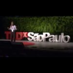 Gabz Instagram - Um amigo meu me fez relembrar desse vídeo aqui, pra quem não sabe eu sou uma grande nerdzinha favelada, era muito doido pra mim, me tratavam como se eu tivesse personalidades opostas e nessa época aí eu nem sonhava que estaria vivendo de arte eu tinha acabado de me frustrar com a universidade (eu entrei com 16, achando que ia entender quem eu sou lá dentro mas isso é outra história) e mesmo assim sonhava em ser intelectual, só eu sei o quanto tava tremendo na base por estar falando no @tedxsaopaulo com vários intelectuais, doutores na plateia e nessa época falar em público pra essa galera era realmente assustador pra mim, independente do contexto eu sempre quis contar minha história e dos meus, eu via tanta gente incrível ao meu redor que me inspirava tanto e criava tanto mas no mundo lá fora éramos invisíveis e impedidos de viver nossa potência, isso quase fez eu me perder, eu era uma menina cheia de vontades e nem imaginava onde podia chegar, muito bom ter chegado até aqui, muito bom chegar até aqui e saber que essa menina aí ainda é o melhor de mim afinal ainda quero fazer minha história e sempre que uma mulher negra diz isso ela muda o rumo de todas as outras mulheres negras, sempre que alguém que teve sua história apagada pega essa caneta pra si e conta com suas palavras o mundo tem um novo significado, é gabz do passado tamo no caminho 🥺❤️