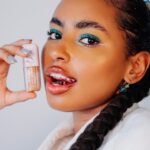 Gabz Instagram - Dia de bloquinho com @rubyrosebrasil para dar mais cor e brilho para a minha festa favorita do ano 💖 A marca tem muitos produtos com cor e brilho! Para finalizar, usei o fixador da linha Stayfix, que garante fixação e durabilidade para aproveitar sem se preocupar com nada. Curtiram? Ah, e todos esses produtos estão à venda no site da Ruby Rose e nas principais perfumarias do Brasil. Então, aproveita para colorir ainda mais a sua festa ✨ *Produtos usados: Paleta Ready For, Paleta Shine, Delineador Shine, Iluminador Solto Mood, Lip Gloss, Cola de Glitter Stayfix e Fixador de Maquiagem Stayfix *Publi