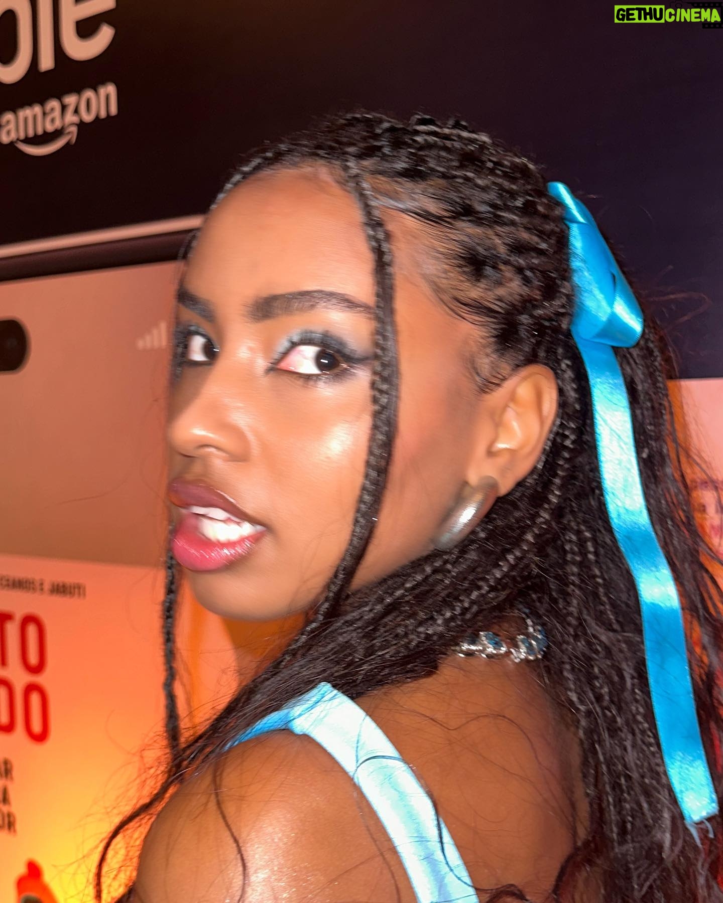 Gabz Instagram - Me juntei com meus ídolos pra falar que a @audible_br chegou ao Brasil e você vai poder ouvir Alice no País das Maravilhas comigo, como se eu tivesse juntinho no seu ouvidinho 🥹❤️ A literatura e a contração de história me fizeram descobrir a artista em mim e estar junto desse projeto me deu quentinho no coração, ✨❤️
