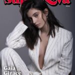 Gaia Girace Instagram - Quando a un certo punto bisogna ritirarsi e concentrarsi sul testo e sulla propria interpretazione, la solitudine che si crea è una cosa che può spaventare? «Recitare significa imparare a conoscersi e a scoprirsi. Quindi è giusto che arrivi questa solitudine, ed è anche importante. Le cose che capisci da sola non puoi capirle mentre sei con gli altri. La solitudine, poi, deriva da una scelta». Che tipo di scelta? «Ci sono attori che preferiscono rimanere da soli, che vengono sul set, fanno la loro parte e che poi decidono di tornare nella loro stanza. E ci sono attori che, invece, vogliono stare in mezzo alle persone». Tu a quale gruppo senti di appartenere? «Al secondo. Preferisco stare con gli altri. Voglio circondarmi di gente. Io sto bene da sola, intendiamoci. E so muovermi in completa autonomia. Però stare insieme agli altri mi piace». Recitare, e ti cito, «significa imparare a conoscersi». Tu che cosa hai scoperto su te stessa in questi anni? «Io sono ancora all’inizio. Sul set de L’amica geniale, ero poco più di una bambina. Sono cambiata, è chiaro, ma sono cambiata principalmente perché sono cresciuta. La cosa più importante che ho imparato su me stessa è che posso essere persone diverse, vivere vite diverse, recitando. E che non devo limitarmi. A volte, noi attori scegliamo di interpretare personaggi che non ci somigliano, che sono il più lontano possibile da noi. Ma così facendo, alla fine, capiamo anche chi siamo – le cose che ci rendono ciò che siamo». La nuova ospite di Supernova è Gaia Girace (@gaiagirace). Grafica: Claudio Montani (@squilibrista_yt). Grazie a Cristiana Zoni (@cz_24_comunicazione). Buona lettura.