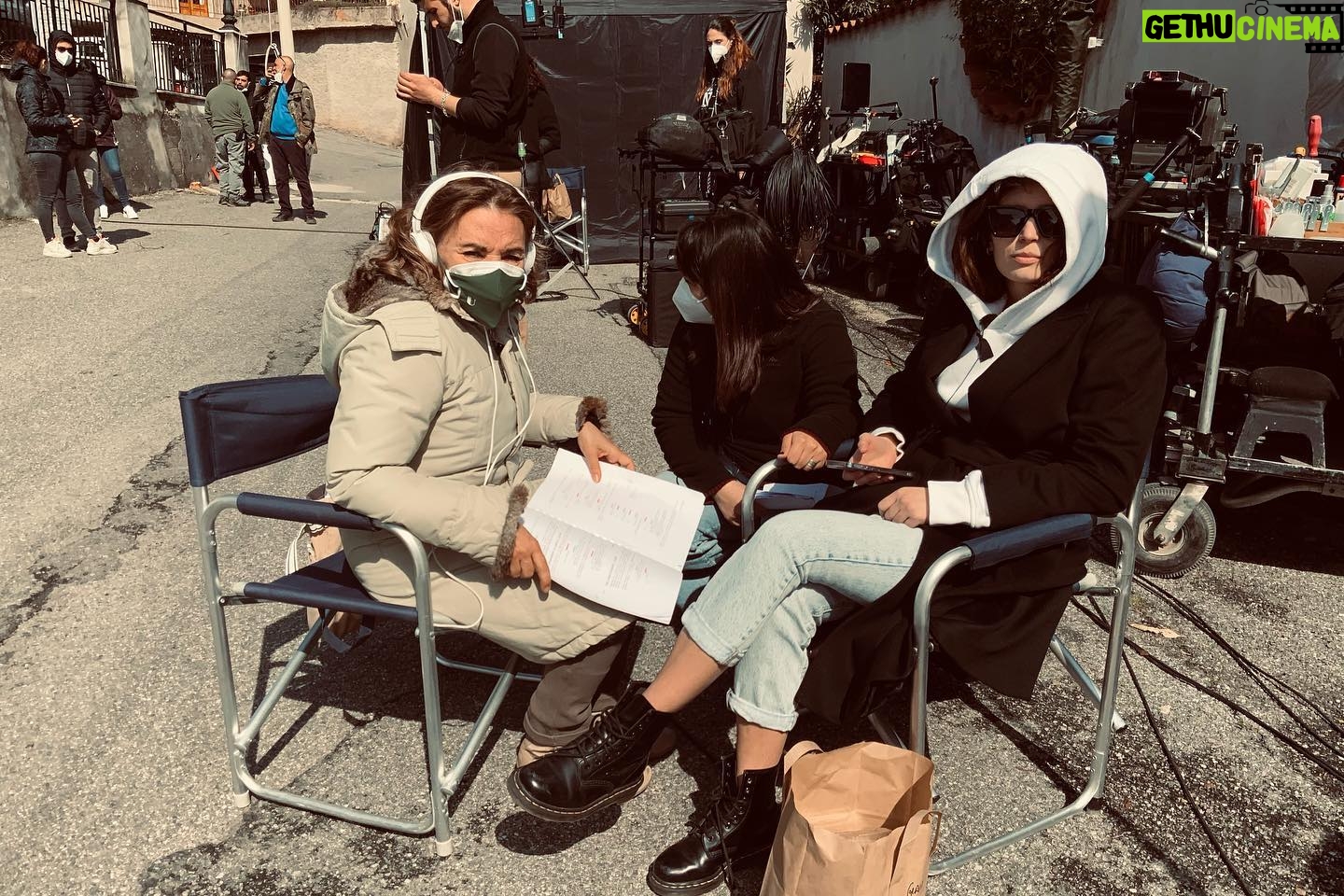 Gaia Girace Instagram - Un po’ di backstage di #thegoodmothers 💛 Disponibile su @disneyplus @disneyplusit e in America su @hulu !
