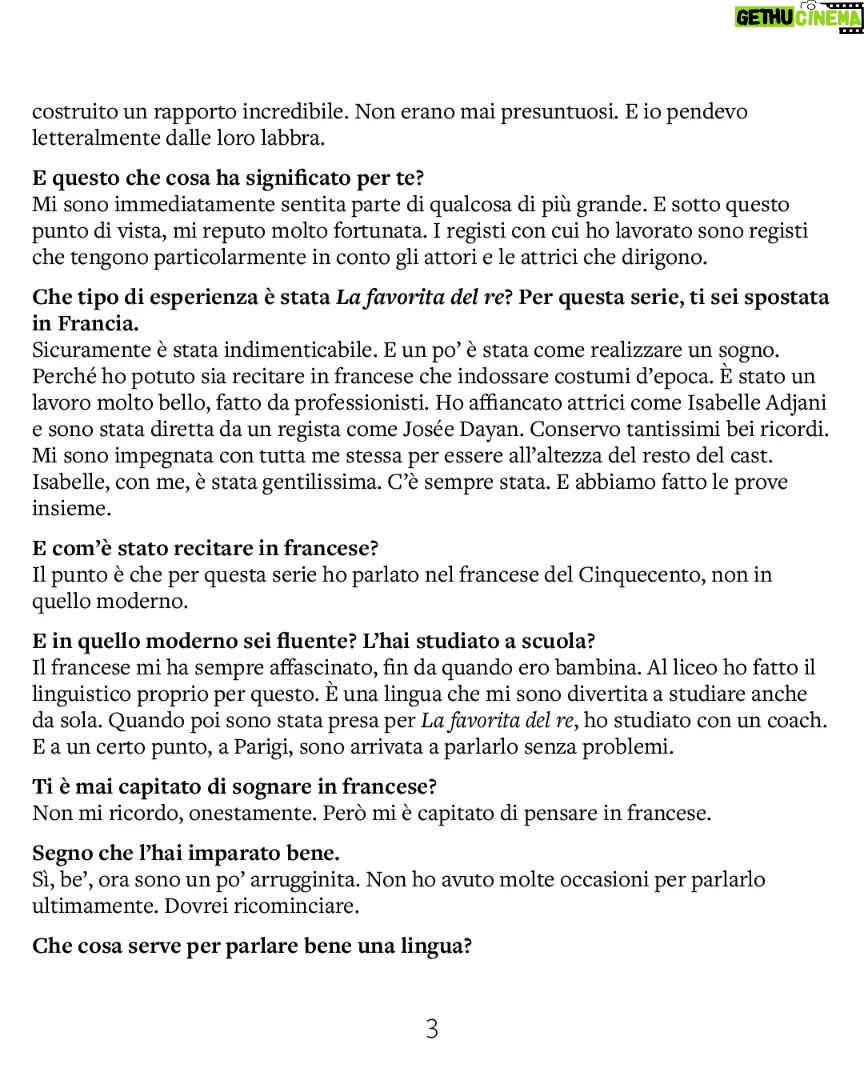 Gaia Girace Instagram - Quando a un certo punto bisogna ritirarsi e concentrarsi sul testo e sulla propria interpretazione, la solitudine che si crea è una cosa che può spaventare? «Recitare significa imparare a conoscersi e a scoprirsi. Quindi è giusto che arrivi questa solitudine, ed è anche importante. Le cose che capisci da sola non puoi capirle mentre sei con gli altri. La solitudine, poi, deriva da una scelta». Che tipo di scelta? «Ci sono attori che preferiscono rimanere da soli, che vengono sul set, fanno la loro parte e che poi decidono di tornare nella loro stanza. E ci sono attori che, invece, vogliono stare in mezzo alle persone». Tu a quale gruppo senti di appartenere? «Al secondo. Preferisco stare con gli altri. Voglio circondarmi di gente. Io sto bene da sola, intendiamoci. E so muovermi in completa autonomia. Però stare insieme agli altri mi piace». Recitare, e ti cito, «significa imparare a conoscersi». Tu che cosa hai scoperto su te stessa in questi anni? «Io sono ancora all’inizio. Sul set de L’amica geniale, ero poco più di una bambina. Sono cambiata, è chiaro, ma sono cambiata principalmente perché sono cresciuta. La cosa più importante che ho imparato su me stessa è che posso essere persone diverse, vivere vite diverse, recitando. E che non devo limitarmi. A volte, noi attori scegliamo di interpretare personaggi che non ci somigliano, che sono il più lontano possibile da noi. Ma così facendo, alla fine, capiamo anche chi siamo – le cose che ci rendono ciò che siamo». La nuova ospite di Supernova è Gaia Girace (@gaiagirace). Grafica: Claudio Montani (@squilibrista_yt). Grazie a Cristiana Zoni (@cz_24_comunicazione). Buona lettura.