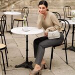 Gaia Girace Instagram - ℰ𝓆𝓊𝒾𝓁𝒾𝒷𝓇𝒾𝑜, 𝒶𝓇𝓂𝑜𝓃𝒾𝒶 and 𝓁𝑒𝑔𝑔𝑒𝓇𝑒𝓏𝓏𝒶: the ingredients for effortless Italian elegance. Take the first cafè of the day with @gaiagirace in the company of the Furla Flow. #FurlaItalianMoments #FurlaSS24 #Adv